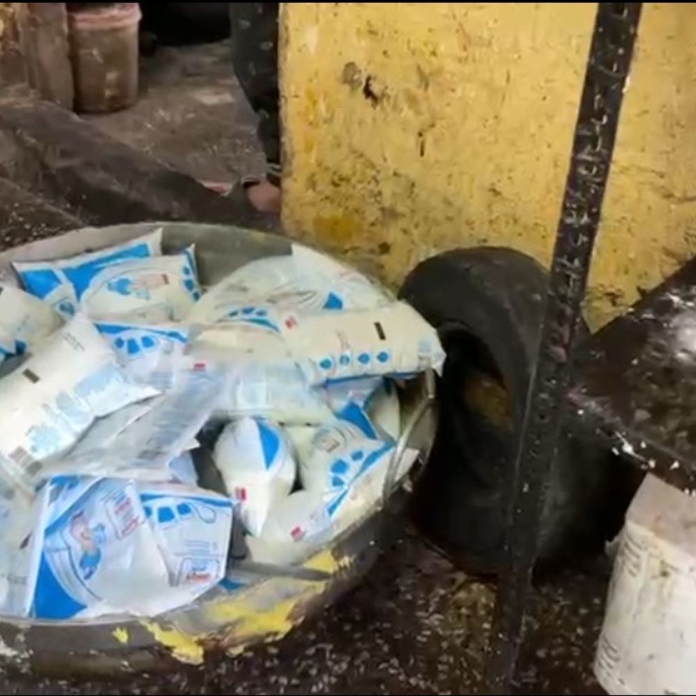 खोवा मंडी में दबिश, मिठाई कारखानों में गंदगी मिली:कई मिठाइयों के सैंपल जांच के लिए भेजे