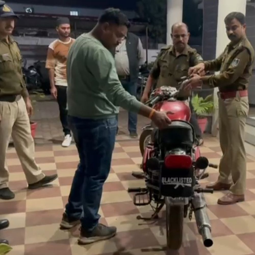 पुलिस ने मॉडिफाइड सायलेंसर लगी बुलेट पकड़ी:चालक पर लगाया जुर्माना; नियम तोड़ने वालों के खिलाफ अभियान जारी