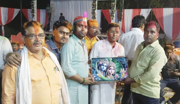 Varanasi News: सांसद साधना सिंह ने भी खेली होली, हुए हास्य कवि सम्मेलन