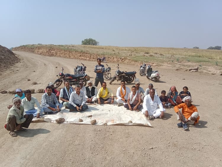 Banda News: अवैध खनन से आक्रोशित किसानों ने जाम की सड़क