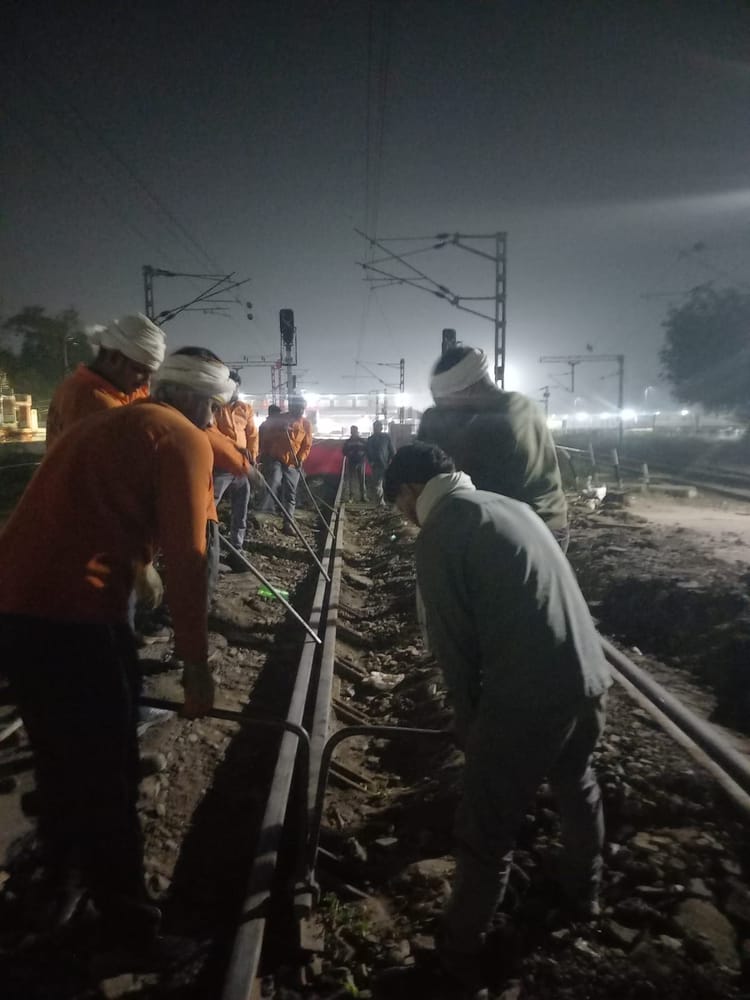 Farrukhabad News: जसमई रेलवे क्रॉसिंग पर पटरी चटकी, रात में बदली