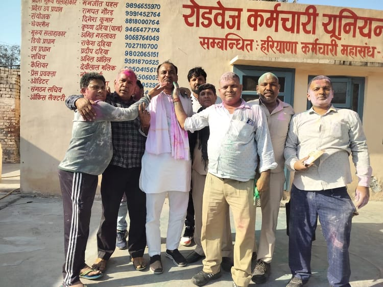 Sonipat News: रोडवेज कर्मियों ने अबीर-गुलाल लगा मनाई होली