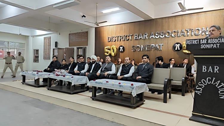 Sonipat News: न्यायाधीशों पर पुष्पवर्षा कर होली खेली