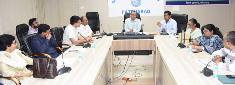 Fatehabad News: स्वास्थ्य योजनाओं की प्रगति की समीक्षा, एचपीवी टीकाकरण में तेजी लाने के निर्देश