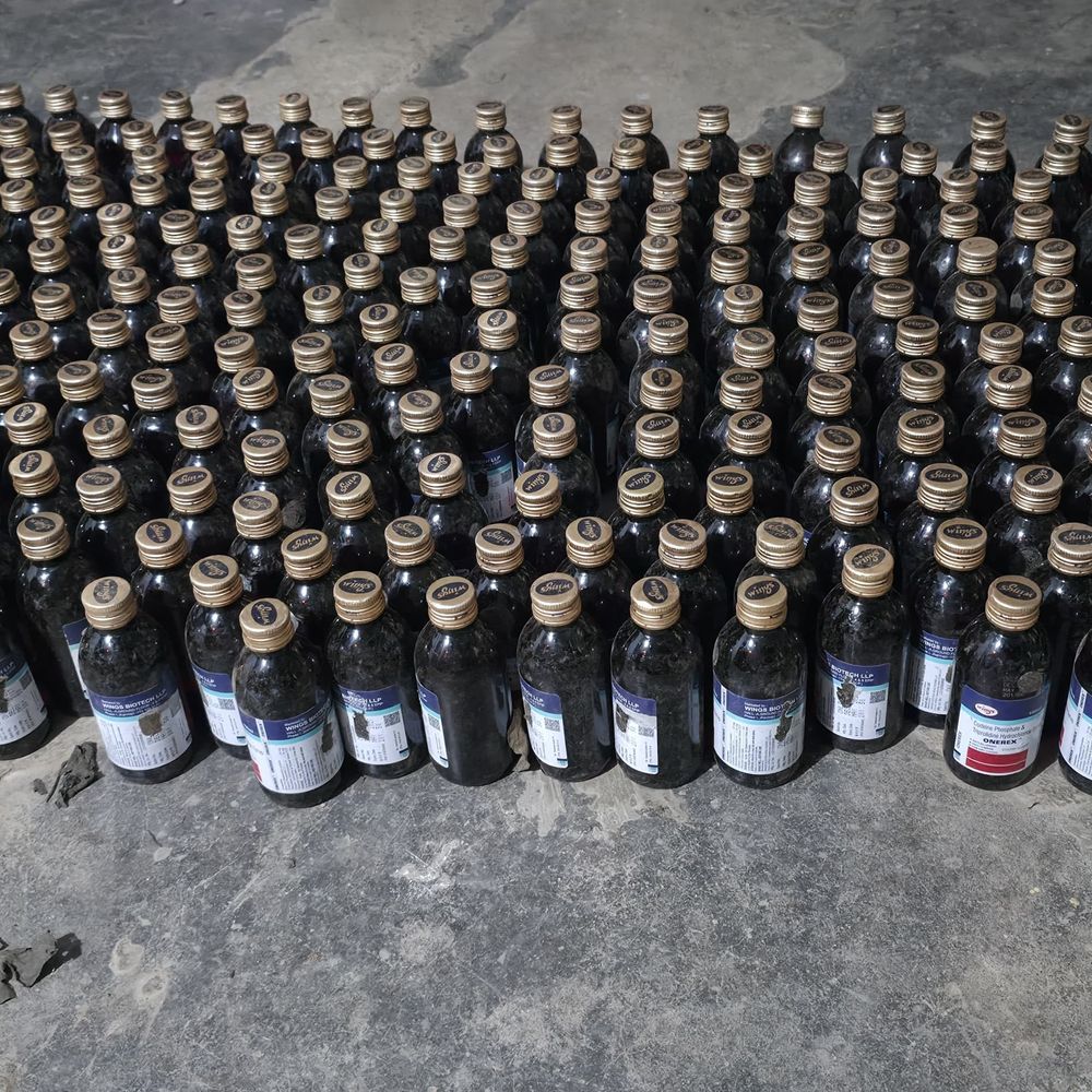 सवा लाख की 251 शीशी अवैध कफ सिरप जब्त:सीधी में तस्कर गिरफ्तार, बोतलें मेड़ पर झाड़ियों और जमीन के नीचे छिपाईं थीं