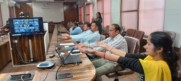 Sonipat News: अधिकारियों-कर्मचारियों ने वाई ब्रेक में किया योगाभ्यास
