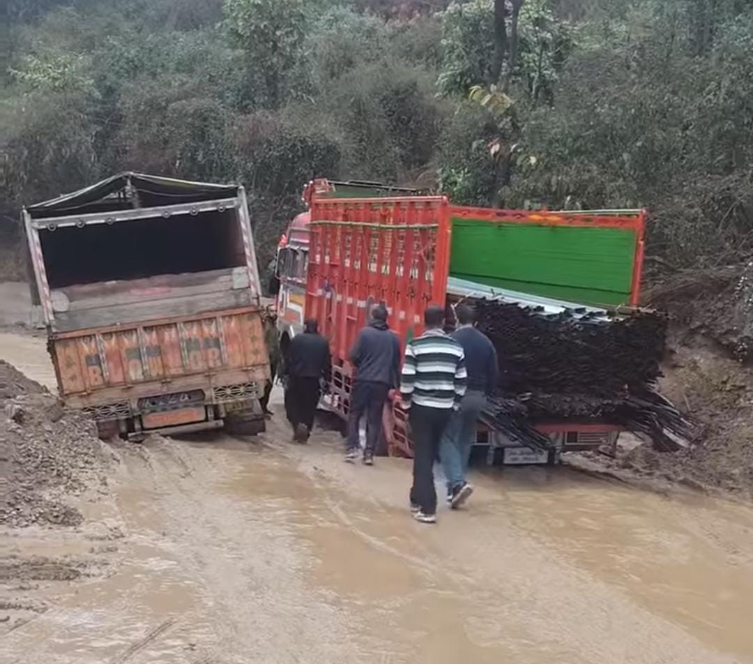 Bilaspur News: दो ट्रक फंसने से 10 घंटे बाद खुला घुमारवीं-सरकाघाट हाईवे