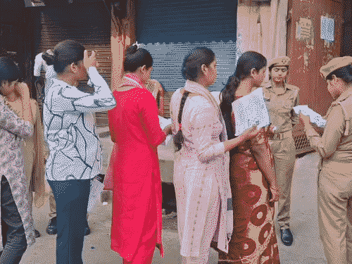 पुलिस भर्ती परीक्षा में पकड़ाया 'मुन्ना भाई', गिरफ्तार:सोनभद्र के परीक्षार्थी की जगह फिरोजाबाद का साल्वर देने पहुंचा था परीक्षा, पूछताछ जारी