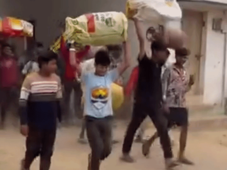 बस्ती में गैस सिलेंडर सिर पर उठाकर भागे उपभोक्ता:महिलाएं और बच्चे भी शामिल, किल्लत की अफवाहों के बाद बिना जरूरत खरीद रहें