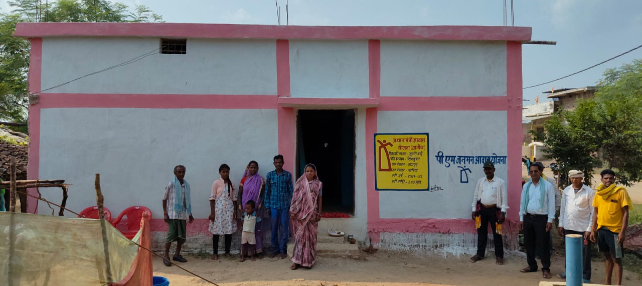 पीएम जनमन आवास से जुगरी बैगा के पक्के आशियाने का सपना हुआ पूरा, प्रधानमंत्री जनमन योजना ने बैगा समुदाय को जोड़ा मुख्य धारा से, 4573 बैगा परिवारों ने गृह प्रवेश कर मनाई पक्के आवास की खुशियां....