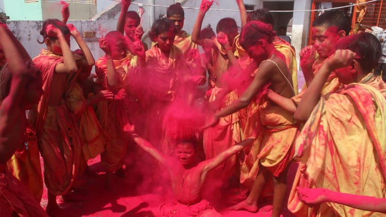 काशी की होली: रंग, रस और राग का उल्लास, बाबा के धाम में पलाश के बने रंगों से होली; धाम में बाबा को सुनाया भजन