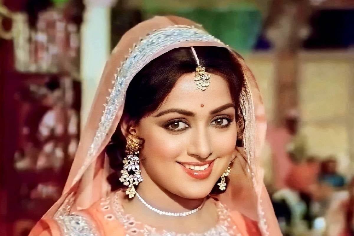 हेमा मालिनी की वो ब्लॉकबस्टर, जिसके 4 स्टार बने सांसद, रील लाइफ कपल तो असल जिंदगी में बन बैठे थे पति-पत्नी