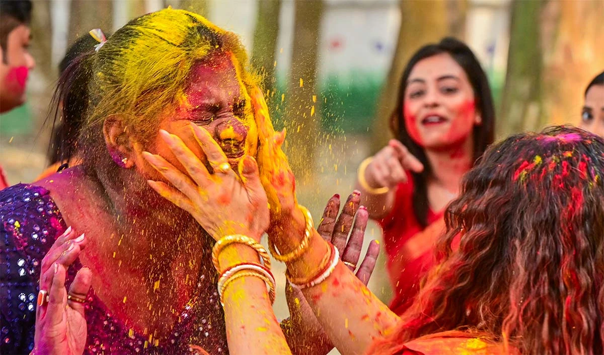 Holi Festival: सामाजिक भेदभाव मिटाने वाले इस पर्व का क्या है महत्व?