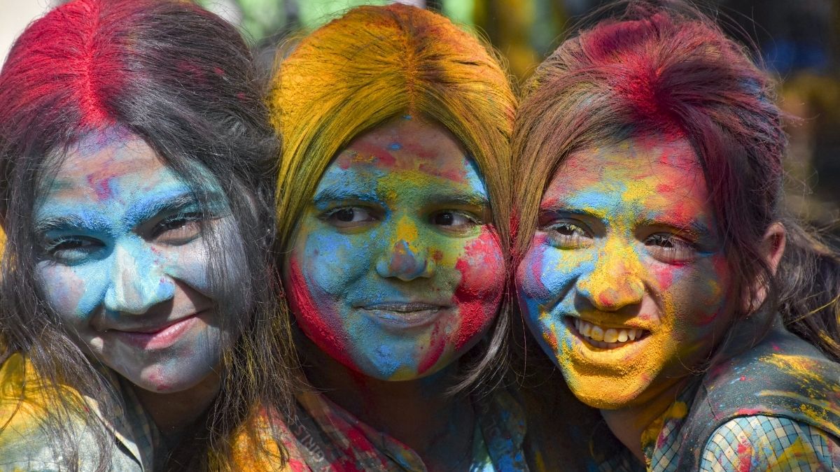 होलिका दहन के बारे में तो सब जानते हैं, लेकिन होली क्यों मनाई जाती है? जानिए रंगों के इस पर्व की क्या कहानी है