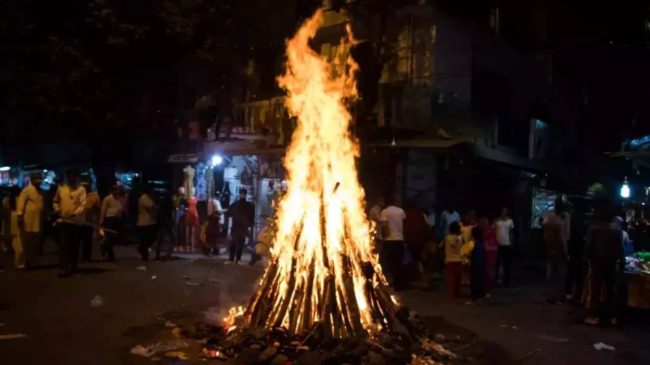 Holika Dahan 2026: होलिका दहन को लेकर अब भी कंफ्यूजन, आज या कल कब मनाया जाएगा त्योहार?