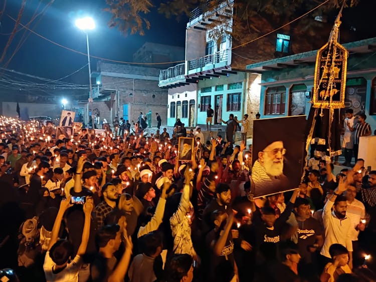 Jaunpur News: खामनेई के निधन की खबर पर शिया समाज में शोक, निकाला कैंडल मार्च