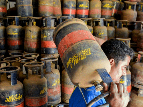 होटल-रेस्टोरेंट्स LPG की जगह PNG चुनें:सरकार ने गैस डिस्ट्रीब्यूशन कंपनियों को जल्दी कनेक्शन देने को कहा, राज्यों को कल से 20% ज्यादा गैस