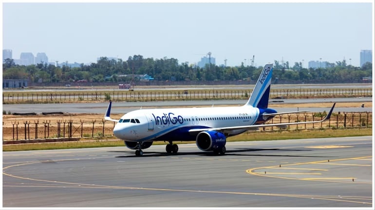 IndiGo Flight Chaos: आसमान में इंडिगो की फ्लाइट में मचा हड़कंप! यात्री ने दो बार खोला इमरजेंसी एग्जिट, लैंडिंग के वक्त अटकीं सांसें
