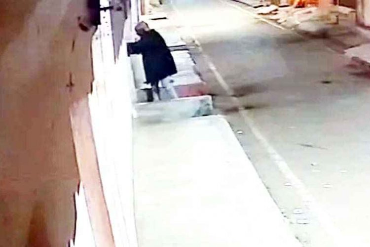 अज्ञात बदमाश ने वकील के घर पेट्रोल डालकर लगाई आग, फैली सनसनी, युवक की करतूत सीसीटीवी में कैद, पुलिस कर रही आरोपी को तलाश