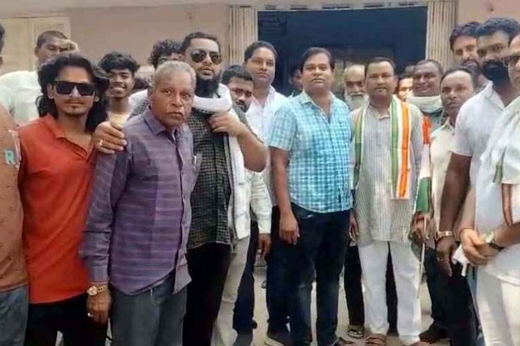 भाजपा नेता के खेत में उगी चुनावी जड़ी बूटी, गरियाबंद कांग्रेस ने फूंका पुतला, जिला अध्यक्ष बोले& सरकार का संरक्षण&इस्तीफा दे गृह मंत्री