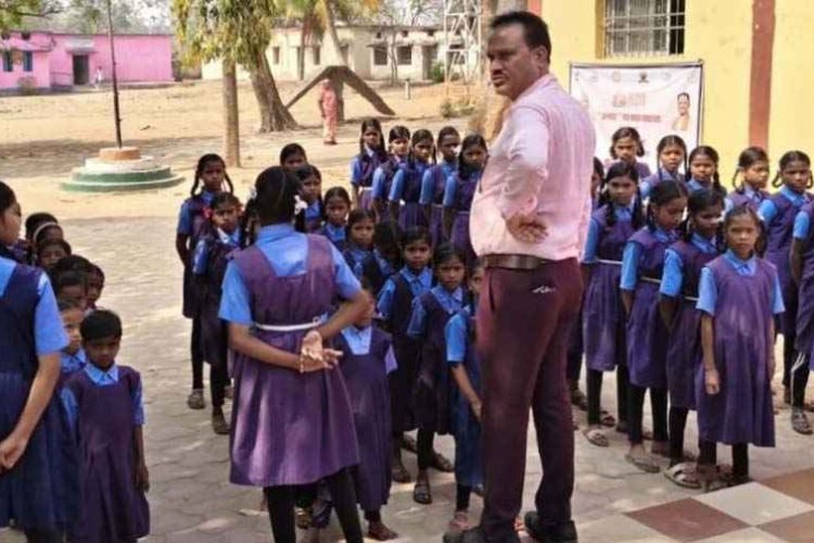 गरियाबंद में BEO महेश पटेल के औचक निरीक्षण से मचा हड़कंप, दर्जन भर से ज्यादा शिक्षकों मिले अनुपस्थित, शिक्षकों को कारण बताओ नोटिस