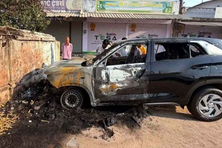 आधी रात गांधी मैदान में धधकी एल.आई.सी. प्रबंधक की क्रेटा, 1:30 बजे लगी आग, कार जलकर खाक. टायर फटने से दहशत का माहौल, कारण बना रहस्य