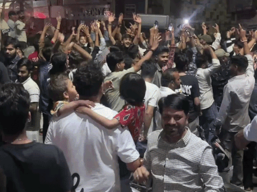 भारत की जीत पर भीलवाड़ा में देर रात तक जश्न:शहर की सड़कों पर आतिशबाजी से दिवाली सा माहौल,तिरंगा लहराकर हुई नारेबाजी