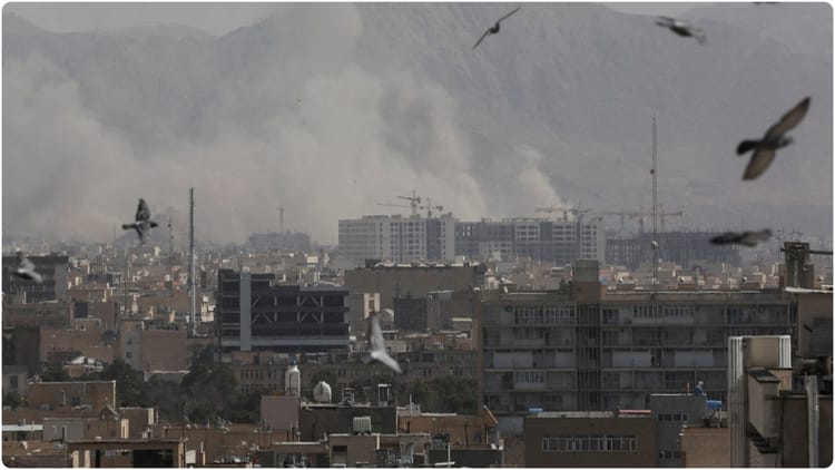 धुंध से ढका आसमान: ईरान में तेल संयंत्रों की आग से उठा जहरीला धुआं, पाकिस्तान तक असर तो भारत कितना दूर?