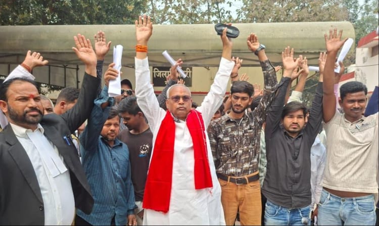 Gonda News: बीएलओ के खिलाफ कलेक्ट्रेट में प्रदर्शन