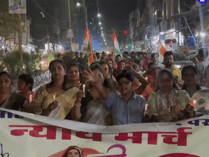 महिला दिवस पर उठी न्याय की आवाज:महिला कांग्रेस ने निकाला कैंडल मार्च, यौन अपराधों के खिलाफ सख्त कानून की मांग