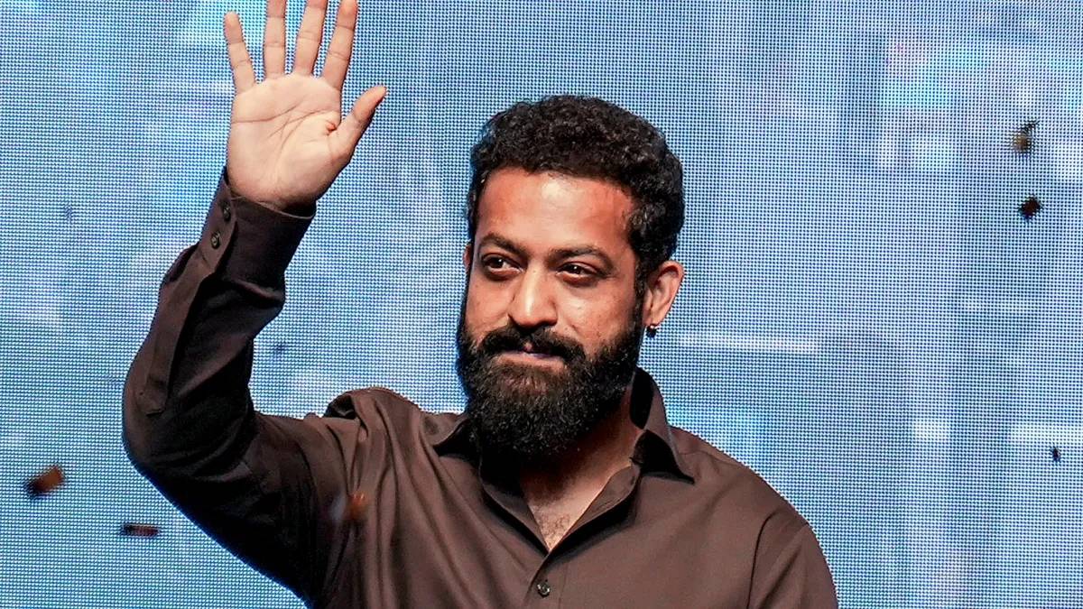 जूनियर एनटीआर पहुंचे अस्पताल, एक झलक के लिए उमड़ी भीड़, फैंस ने तोड़ा एस्केलेटर, पुलिस को करना पड़ा लाठीचार्ज