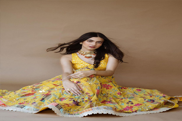 काशिका कपूर का पारंपरिक और वेस्टर्न फैशन का शानदार मेल