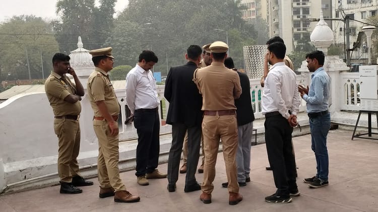 Lucknow News: नगर आयुक्त कार्यालय की कुर्की करने पहुंची टीम, अफरातफरी