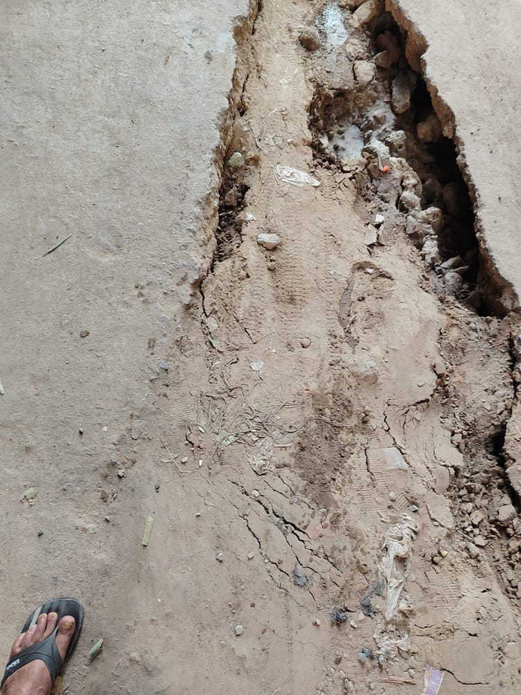 Firozabad News: 100 से अधिक जगहों पर खोदी सड़कें, लीकेज सुधार कर पेचवर्क करना भूले ठेकेदार