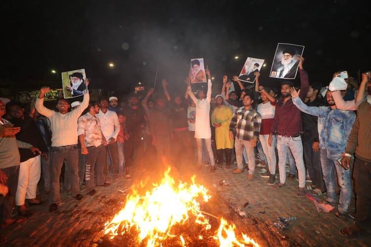 Lucknow News: रात में भी जुटे लोग, खामेनेई की हत्या पर दिखा गम और गुस्सा