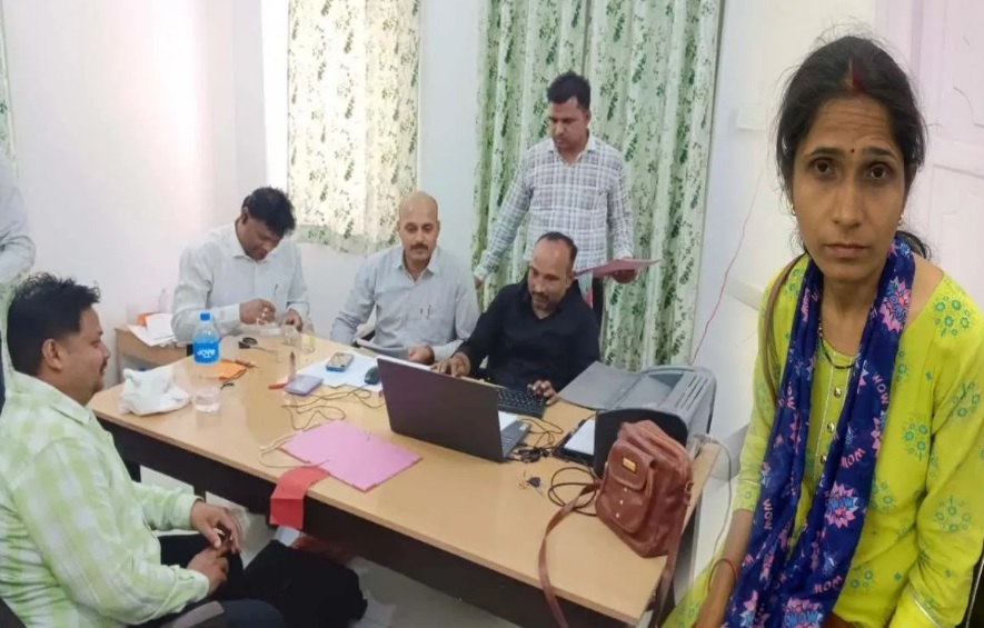 रिश्वत लेते पकड़ाई महिला पटवारी, इंदौर लोकायुक्त की बड़ी कार्रवाई, जमीन का पट्टा नाम करने मांगी थी रुपये
