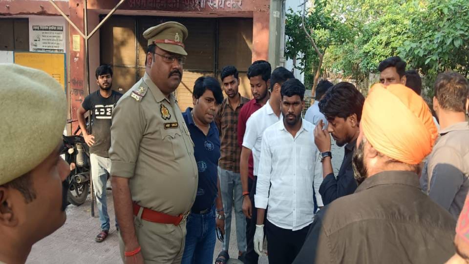 Barabanki News: रेलवे क्रॉसिंग खुलते ही जल्दबाजी में ट्रक ने बाइक को मारी टक्कर, दो महिलाओं की मौत; बच्ची घायल