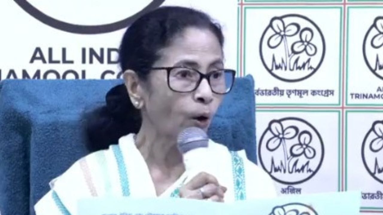 ‘दुआरे चिकित्सा’, महिलाओं को जीवन भर लक्ष्मी भंडार... ममता ने जारी किया चुनावी घोषणापत्र