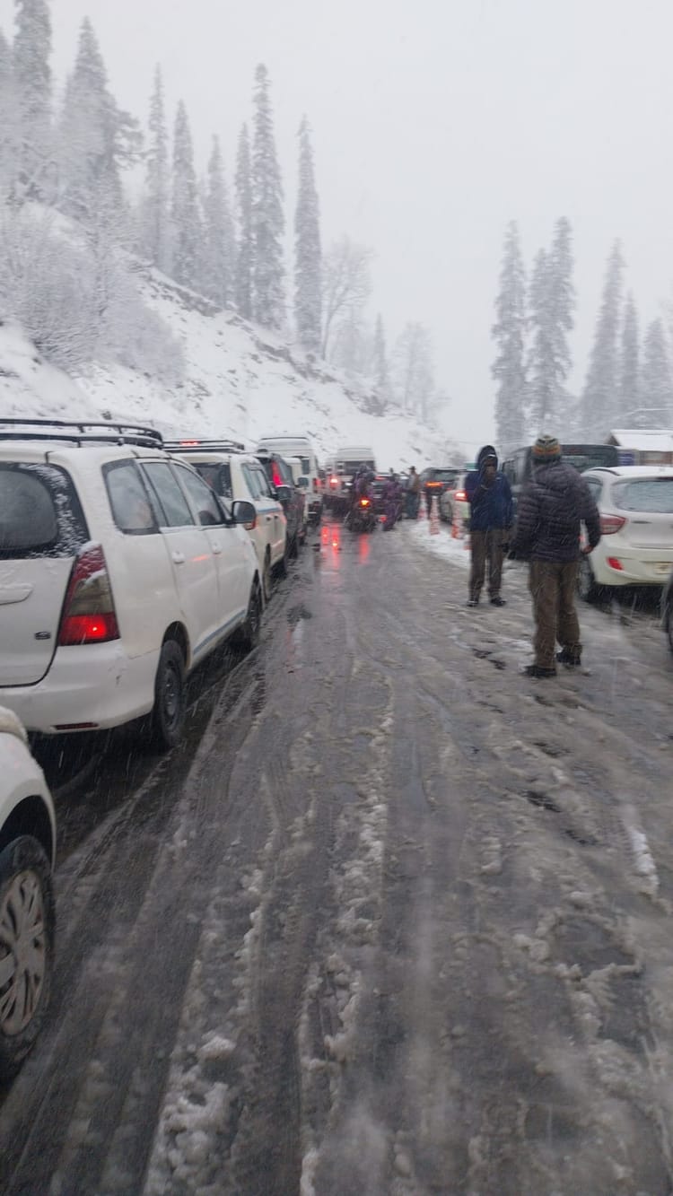 Kullu News: अटल टनल में 15 सेंटीमीटर हिमपात, पर्यटक वाहन फंसे