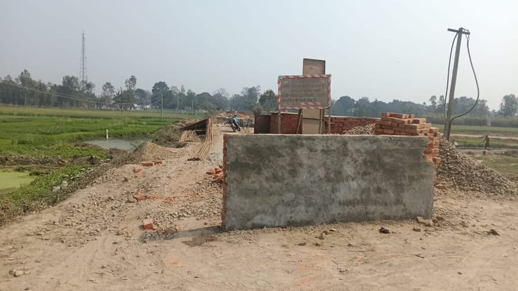 Pilibhit News: बाढ़ से कटी पुलियों के बाद अधूरे माधोटांडा-पीलीभीत मार्ग का निर्माण शुरू