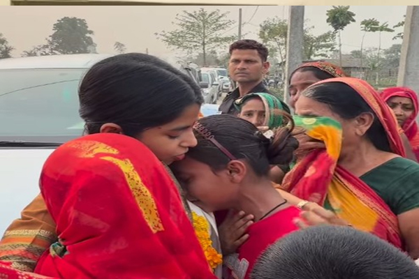 दुख में डूबी महिला को ढांढस बंधाती दिखीं मैथिली ठाकुर, बोलीं- 'नारी ही नारी की सबसे बड़ी ताकत'