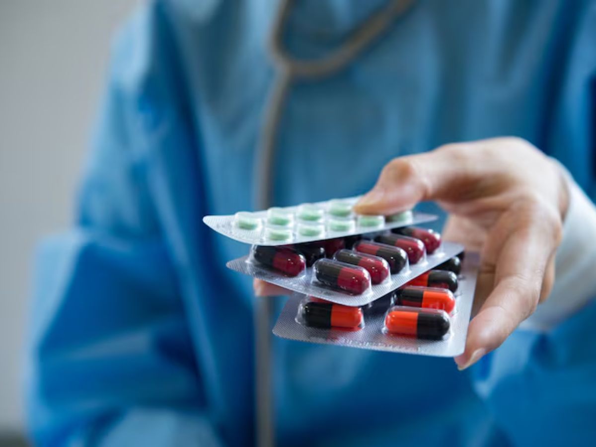 Medicine Price Hike: आम आदमी की जेब पर पड़ा भार, बढ़ गए इन 1000 दवाओं के दाम, जानें वजह