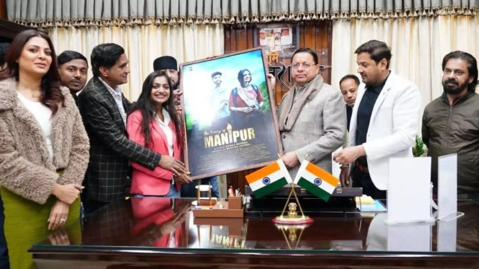 'नीली आंखों वाली हिरोईन' मोनालिसा एक साल में 18 साल की कैसे हो गई? डायरेक्टर बोले; मेडिकल टेस्ट कराएं