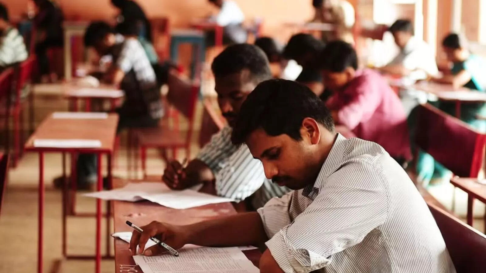 MPPSC परीक्षा में बवाल, भोपाल में छात्रों को मिली इस्तेमाल की हुई कॉपियां, उज्जैन में घड़ी से नकल, भड़का गुस्सा