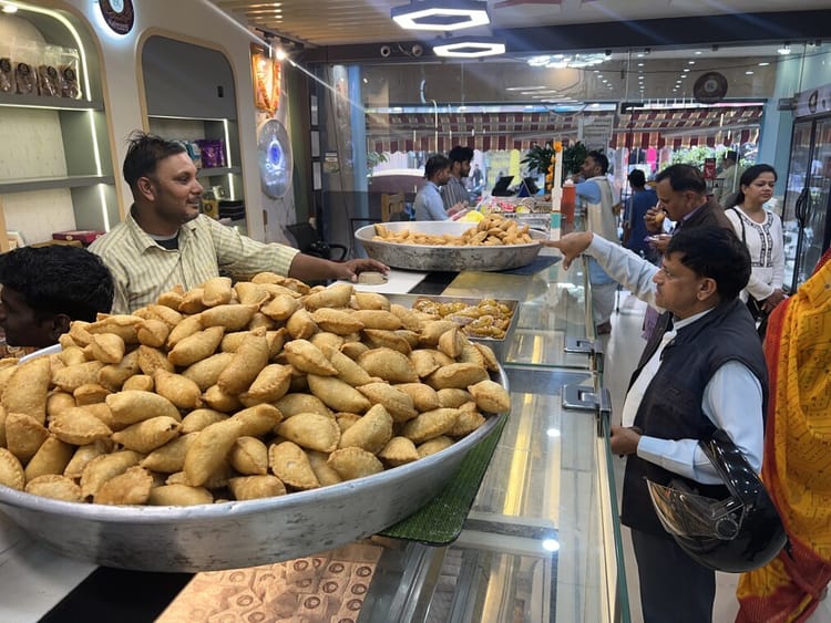 Mau News: इस बार लीजिए रसगुझिया, गोल्डेन, चॉकलेटी गुझिया और ड्राई फ्रूट का मजा