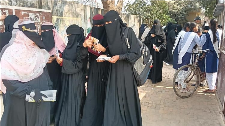 Mau News: दो पालियों में हुई बोर्ड परीक्षा, 4717 विद्यार्थी उपस्थित रहे