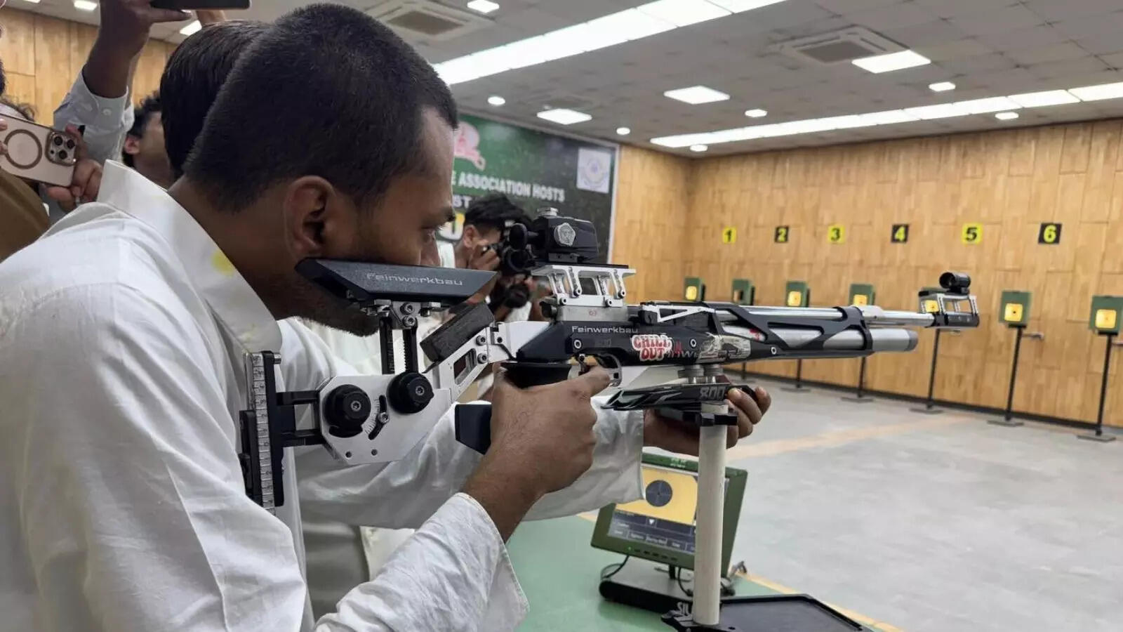 हाथ में राइफल, सामने टारगेट, कल्याण बिगहा में निशांत कुमार ने लगाया निशाना, दिए बड़े सियासी संकेत