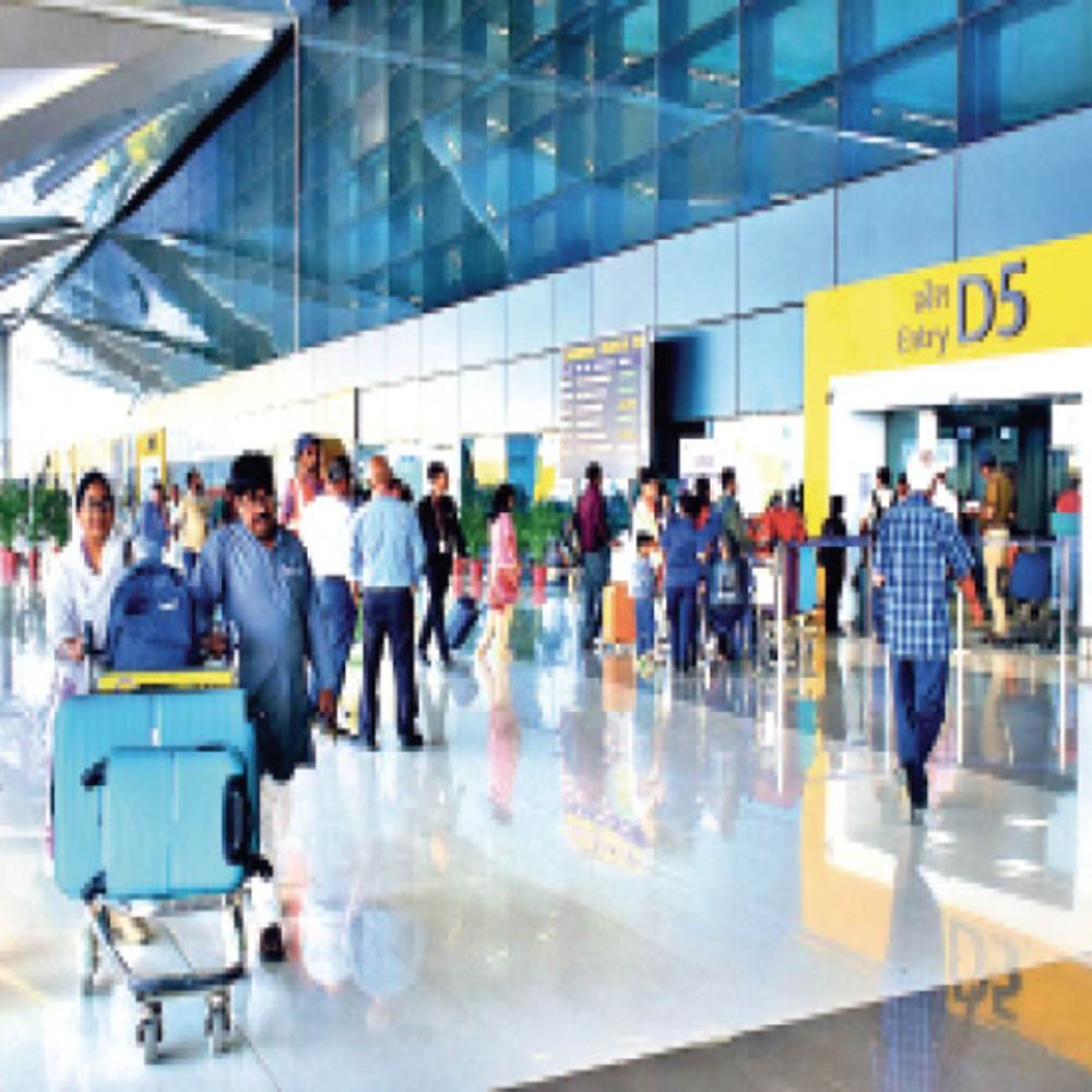 फ्लाइट रद्द होने से परेशान हो रहे यात्री:5 तक एयर इंडिया और इंडिगो समेत तीन एयरलाइंस की फ्लाइट रद्द