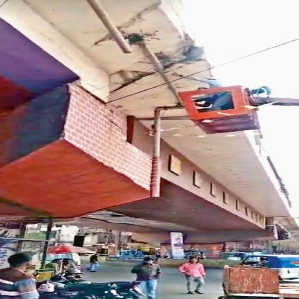 313 करोड़ के एक्सप्रेस-वे निर्माण में बड़ी गड़बड़ी:बिना सरिया के ढाल दिया कंक्रीट का स्लैब, बड़ा हिस्सा टूटकर गिरा