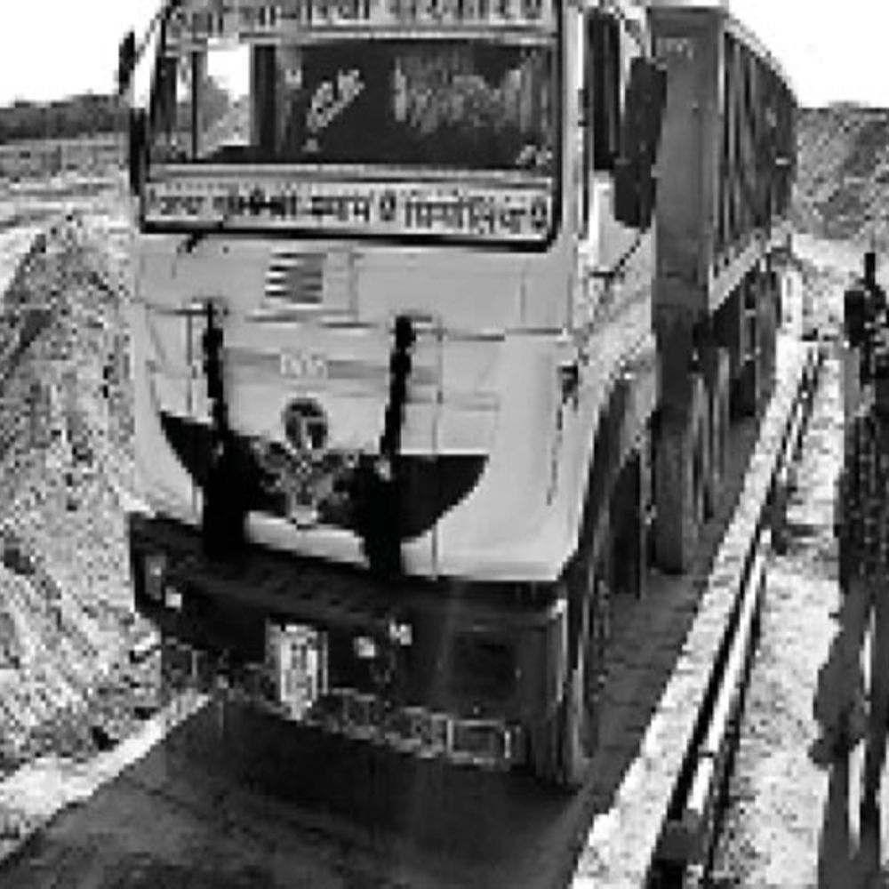 माफिया लगा रहे ई-रवन्ना सिस्टम में सेंध:एक ही ट्रक की नंबर प्लेट बदल बना रहे फर्जी पास, प्रदेश में हर दिन 35 हजार टन बजरी चोरी